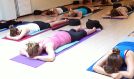 Foto's van de yoga les in de Lijfschool. Kom het eens uitproberen.